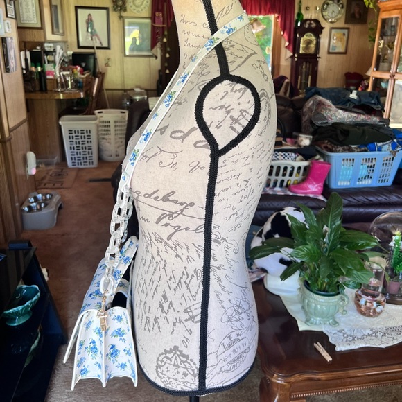 HOUSE OF WANT WE ARE CHIC VEGAN LEATHER TOP HANDLE CROSSBODY IN BLUE FLORAL. - Picture 13 of 17